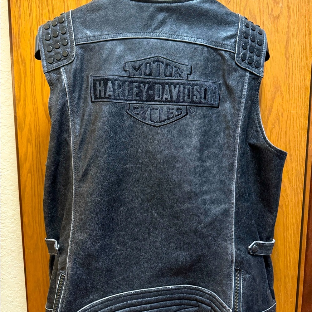Size XL Harley Davidson leather riding vest. Mesh/satin lining, inside pocket.